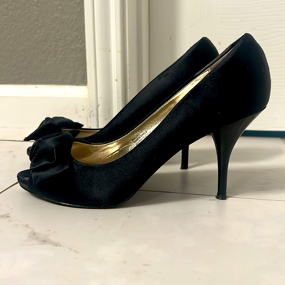 Sz 7.5 White House Black Market Satin Stilettos with a bow and 3-in heels